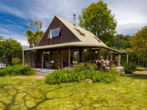 Secret Garden Lodge - Marahau Holiday Home, Marahau